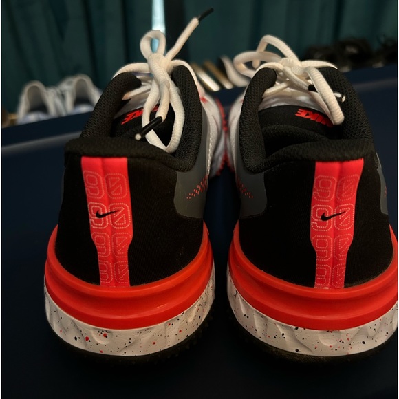 NWOT Nike Alpha Huarache Elite 3 Turf ‘White Bright Crimson’ Men 6.5 / Women 8 - Picture 6 of 7